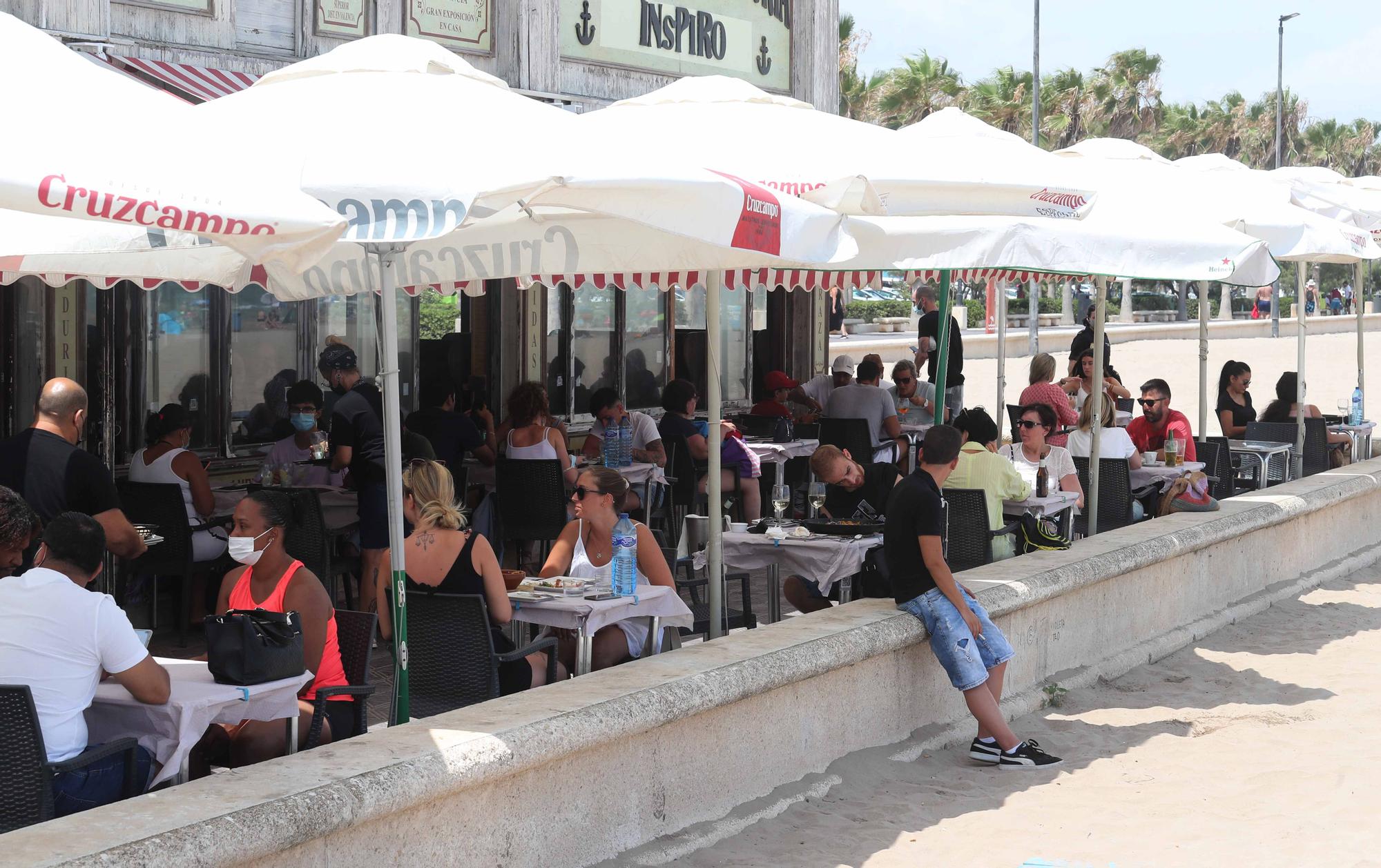 La playa y las terrazas, de nuevo, llenas