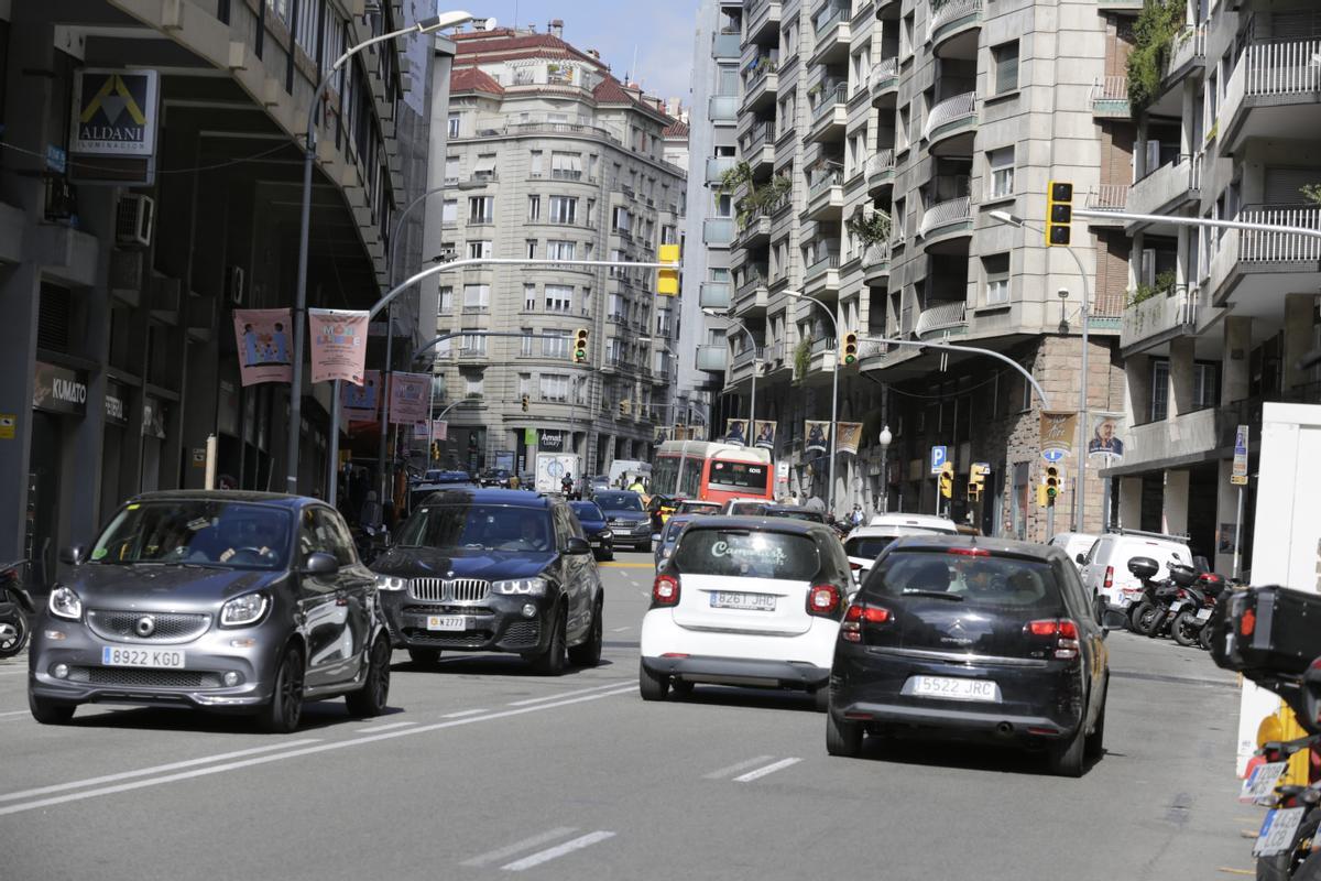 BARCELONA 04/04/2023 Barcelona. Tema sobre retos del próximo mandato. Reforma pendiente de Balmes, entre la plaza Molina y la plaza Kennedy. Fotos del tramo Gral.Mitre-Pça.Molina. Detalles de aceras raquíticas con motos aparcadas y gente pasante, configuración de las calles Fotos de los nuevos semáforos (Balmes-Francolí y Balmes-Putxet). FOTO de RICARD CUGAT