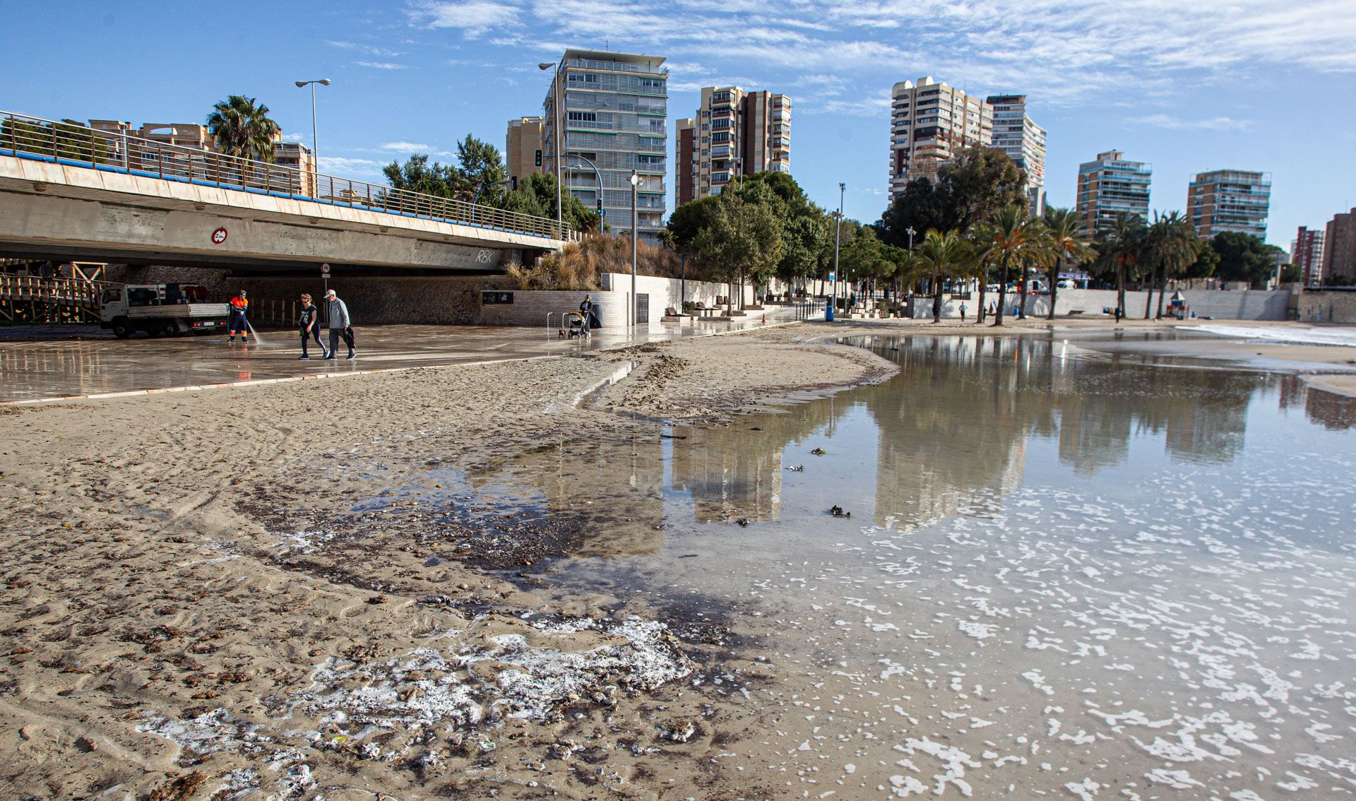 El temporal se deja notar en las playas de Alicante