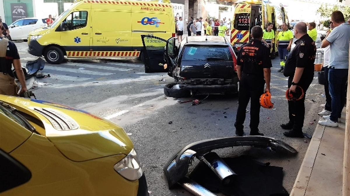 Tres ambulancias cercan la zona del accidente de Mazarrón, desde otro ángulo.