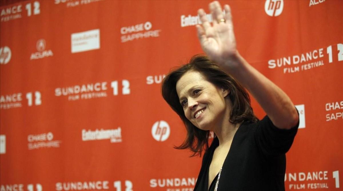 undefined18065268 cast member sigourney weaver waves at the premiere of the fi160719123827