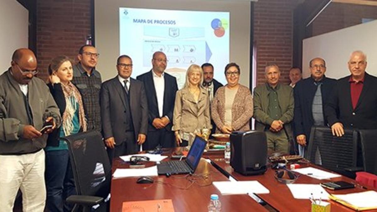 La alcaldesa de Esplugues, Pilar Díaz, junto a la delegación marroquí de ciudades participantes en el proyecto de cooperación.