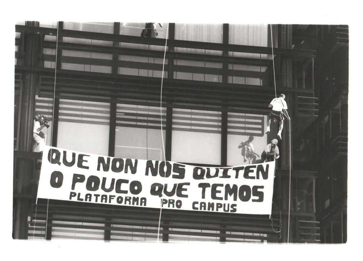 Pancarta en el Edificio de Ferro, en el campus, en 1994.