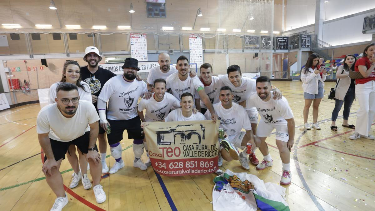 Los jugadores del Imperial, celebrando el ascenso a Segunda División