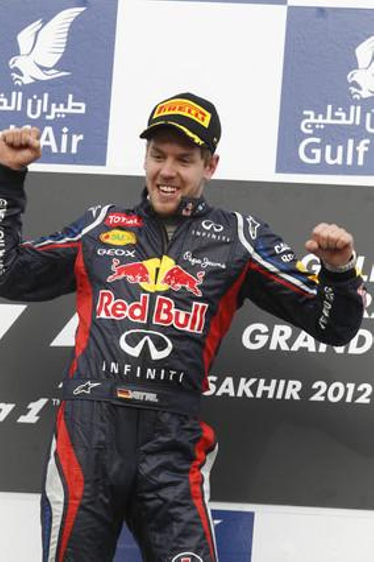 El pilot de Red Bull Sebastian Vettel celebra la seva victòria al GP de Bahrain, que el situa en el liderat del Mundial de Fórmula 1.