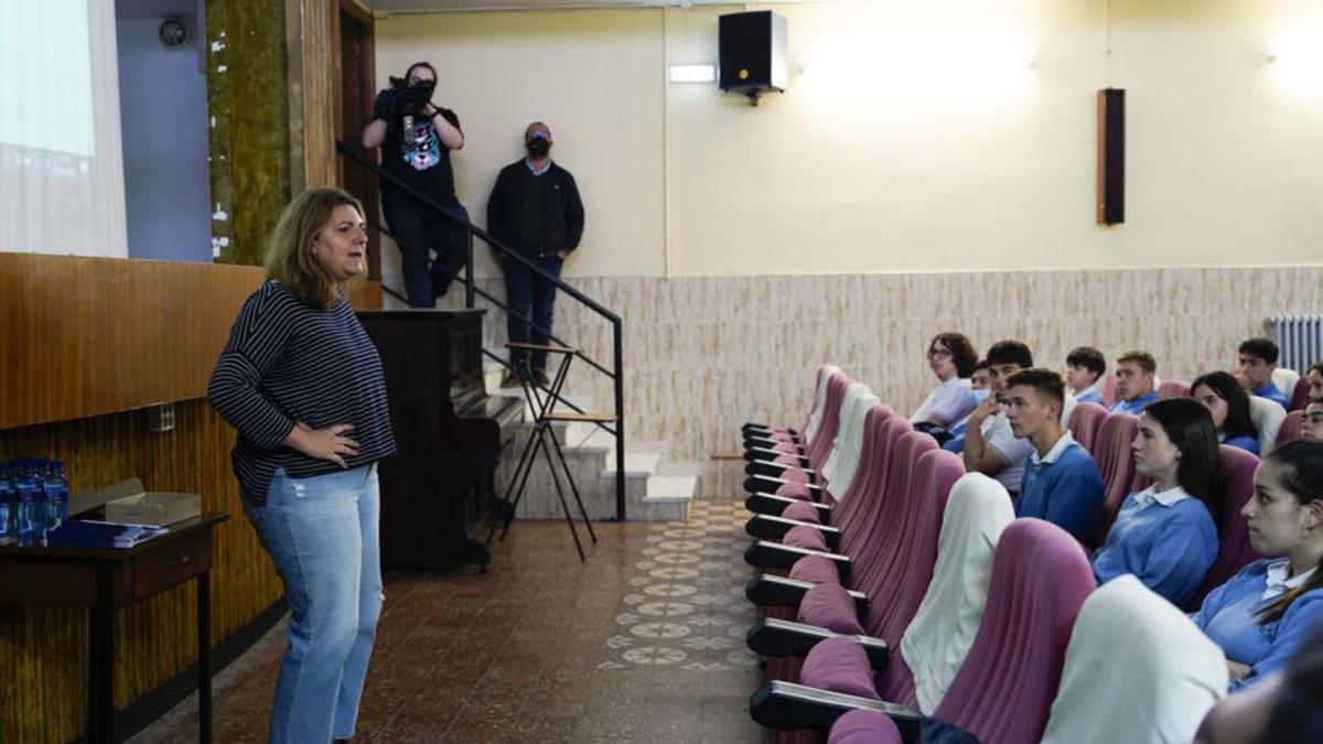 La magistrada Estrella González, en el salón de actos del Patronato San José, durante su charla con los alumnos. | Irene Sirgo