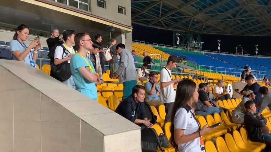 El Real Madrid se prepara en el Estadio Central de Almaty para su partido contra el Kairat