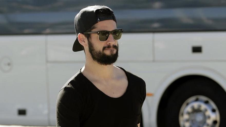 Isco deja la concentración por molestias musculares