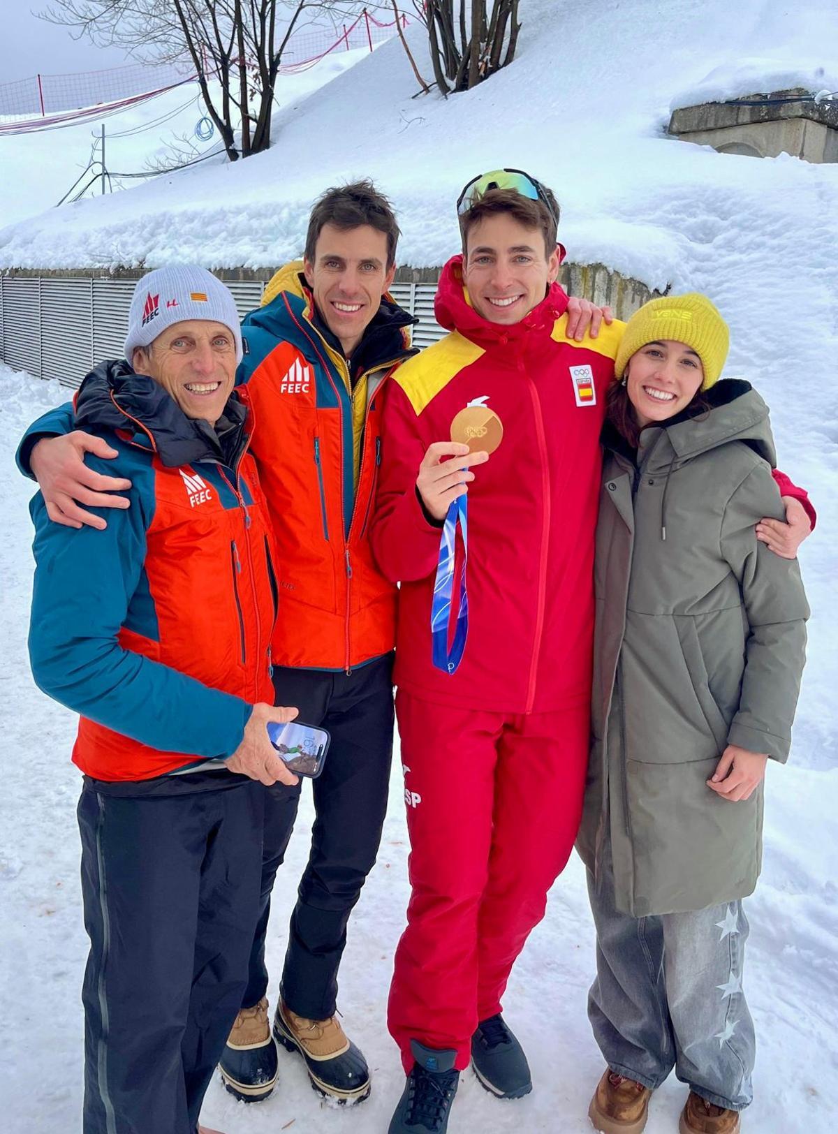 Oriol Cardona amb el seu pare, Joan, el seu germà, Nil, i la seva parella Amaia Aberasturi