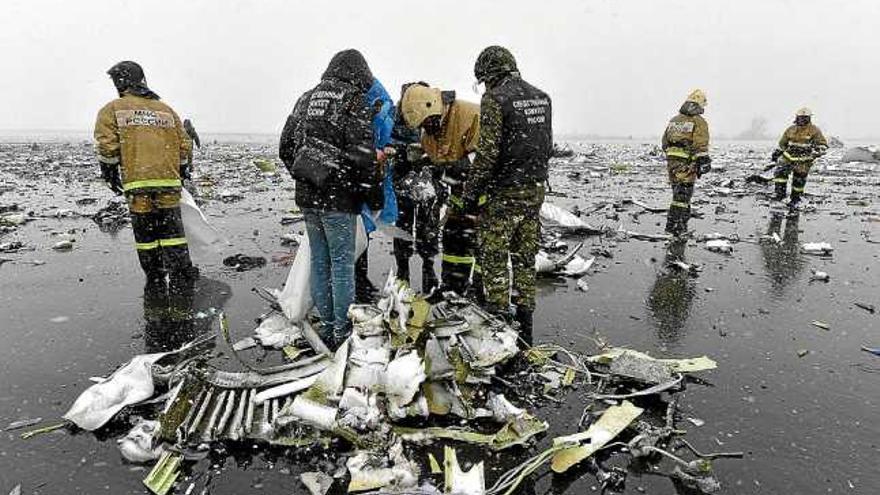 Els equips de rescat treballant al lloc on es va produir l&#039;impacte de l&#039;avió, a prop de Rostov del Don