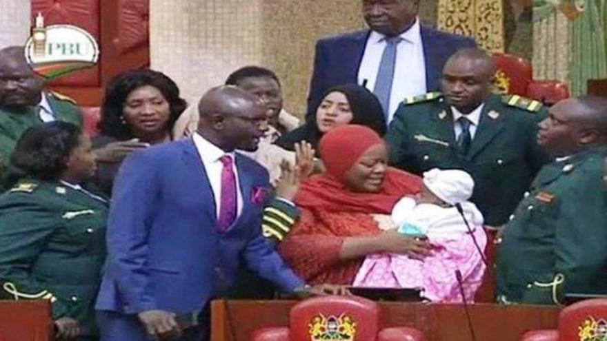 Expulsada una diputada del Parlamento de Kenia por llevar a su bebé