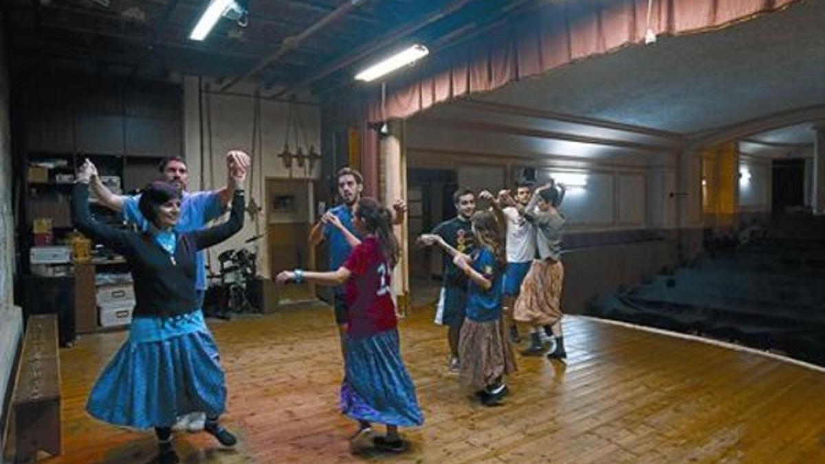 Con ritmo 8Ensayo de un grupo de Ballets de Catalunya en el teatro de la iglesia de Sant Gaietà.