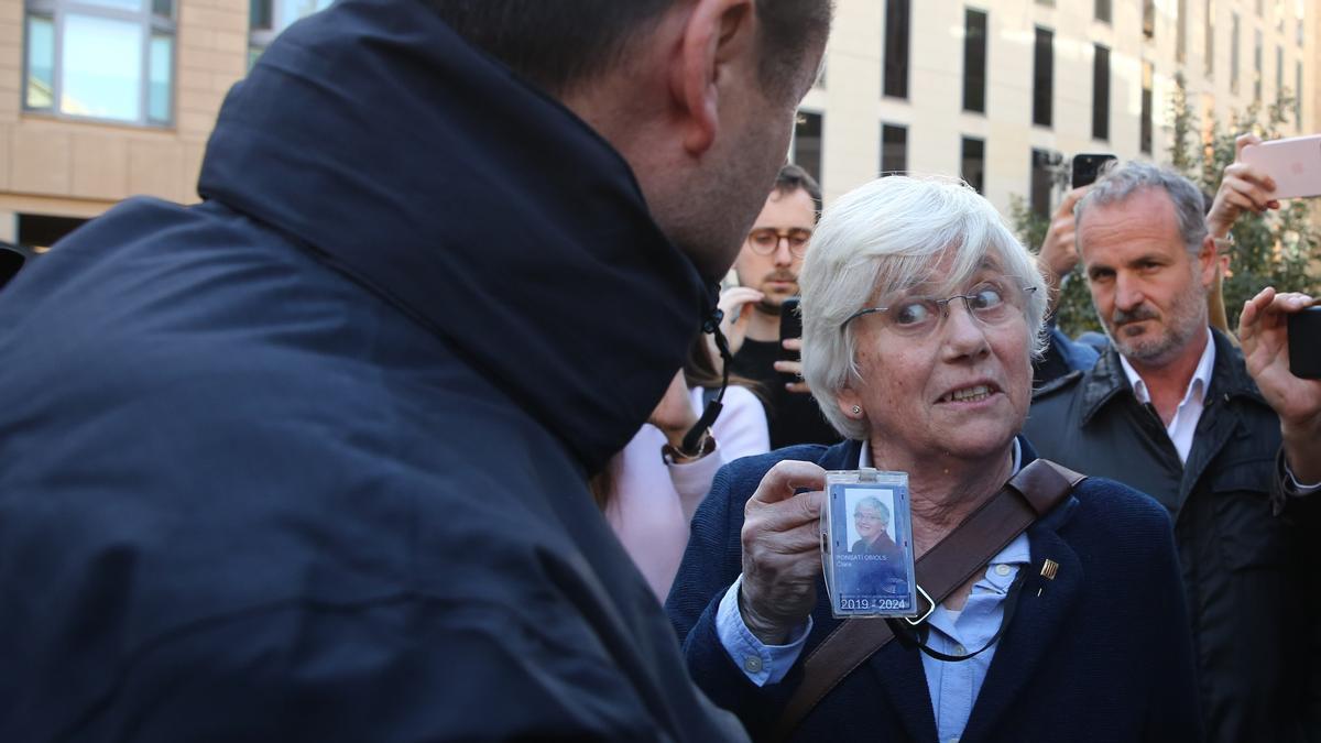 BARCELONA 28/03/2023 Política. Clara Ponsati al cole periodistes Detención de Clara Ponsati delante de la catedral de Barcelona FOTO de ELISENDA PONS