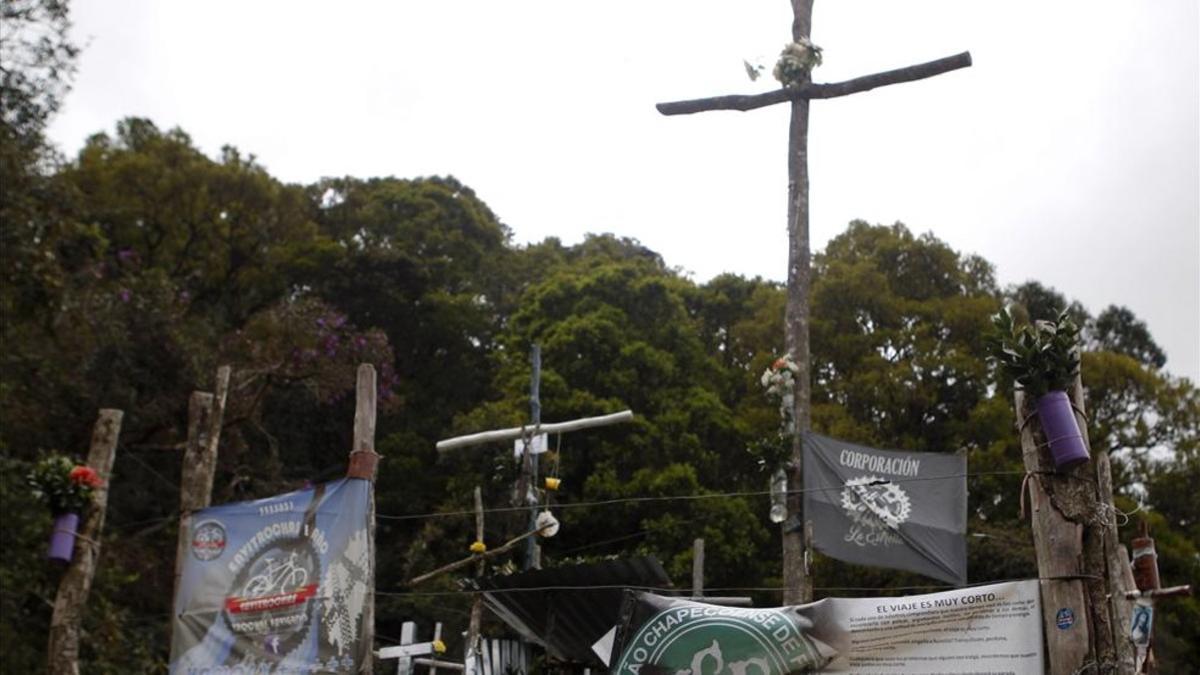 Un altar con recuerdos y mensajes conmemora a las víctimas del accidente aéreo