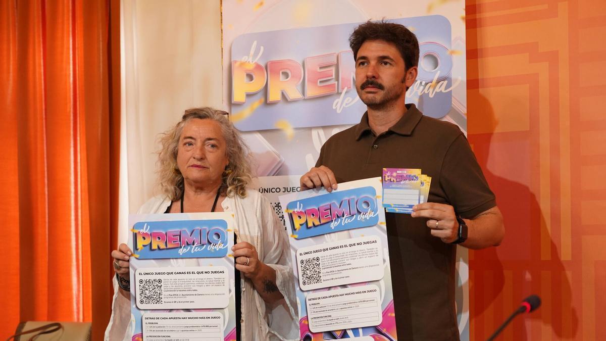 La concejala de Servicios Sociales, Auxi López, y Abel García de La Otra Comunicación con varios "rascas"
