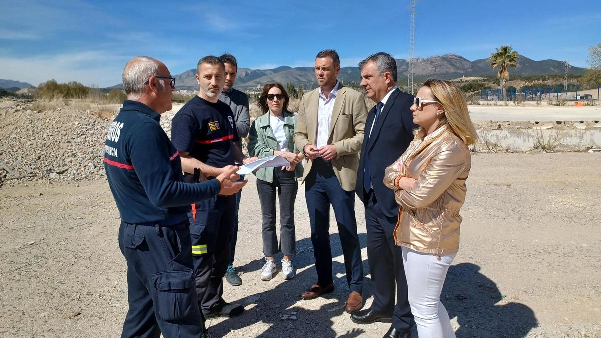 El consejero de Emergencias,  Juan María Vázquez, junto al alcalde de Caravaca, José Francisco García, visitando las futuras instalaciones
