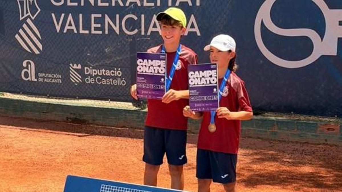 Manuel Sancristóbal y Miguel Jordán, del CTP Bixquert de Xàtiva, tras proclamarse campeones de tenis benjamín.