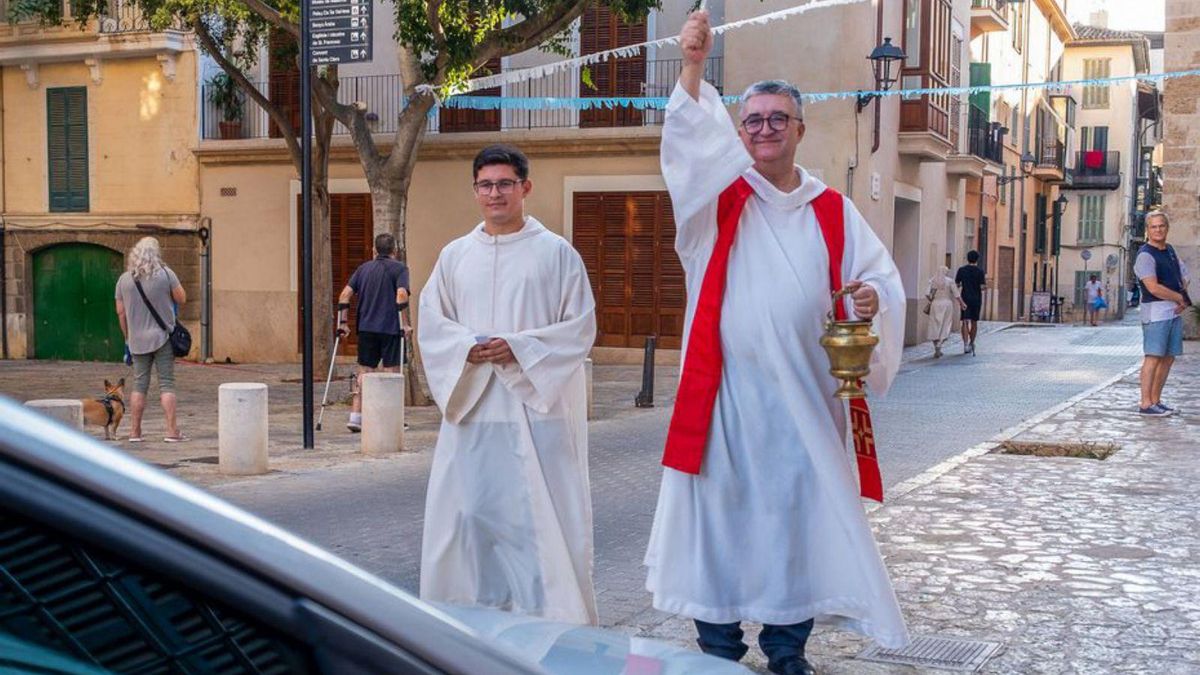Conductores acudieron a la calle Santa Fe para recibir la bendición.