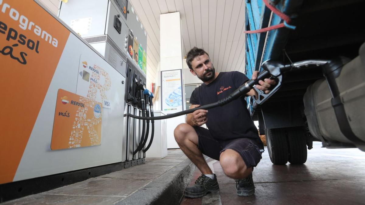 Imagen de archivo de un transportista repostando en una gasolinera. | | LP/DLP