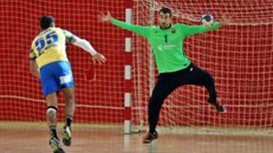 Guillem Lozano en un llançament des dels set metres davant el porter bordilenc del Barça B Jordi González.