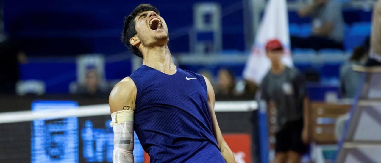 Carlos Alcaraz celebrando su primer título ATP en Umag el año pasado.