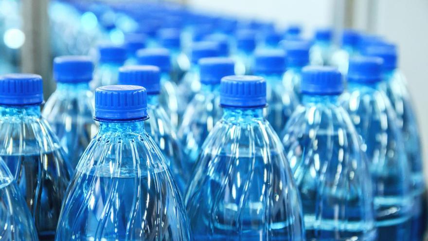 Una botella de agua puede contener hasta 240.000 fragmentos de microplásticos