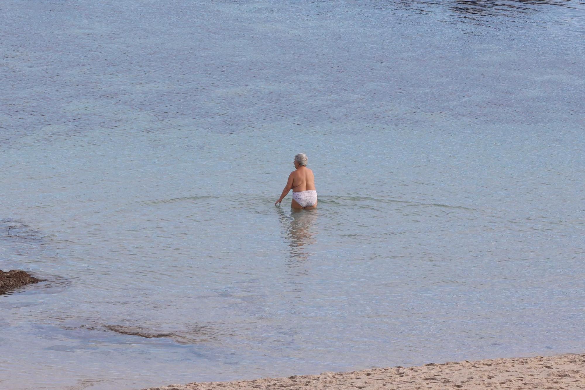 2025 arranca en A Coruña con los primeros baños en la playa de Riazor