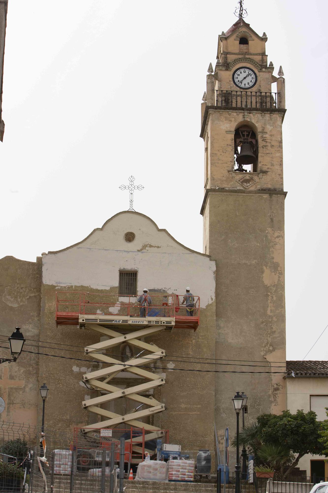 Rehabilitan la fachada y el campanario de la iglesia de Otos gracias a las aportaciones de los feligreses