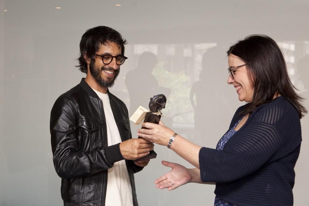 Entrega del premio Asturiano del Mes a Marc Vigil, director de la serie el 'Ministerio del tiempo'