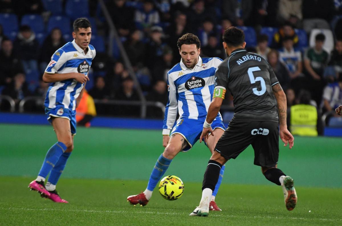 José Ángel controla el balón ante la presión de Alberto Jiménez en el duelo contra el Castellón.