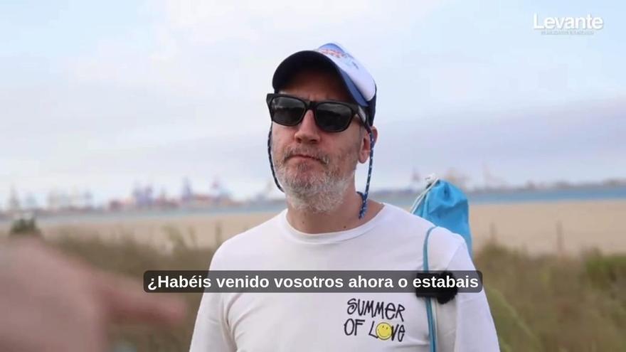 Desalojados de la playa de Pinedo: "Es un fastidio pero lo verdaderamente preocupante es que haya tantos incendios"