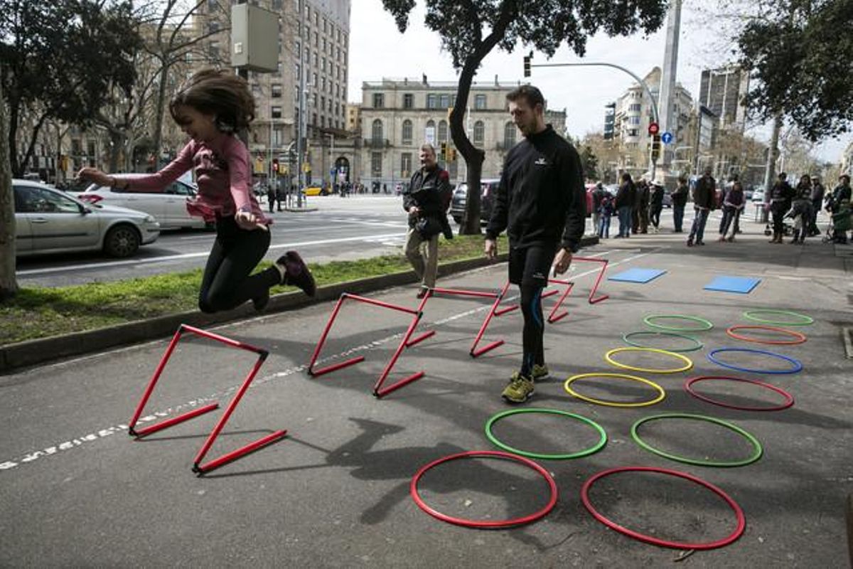Els laterals de l’avinguda Diagonal s’han omplert d’activitats lúdiques per als veïns.