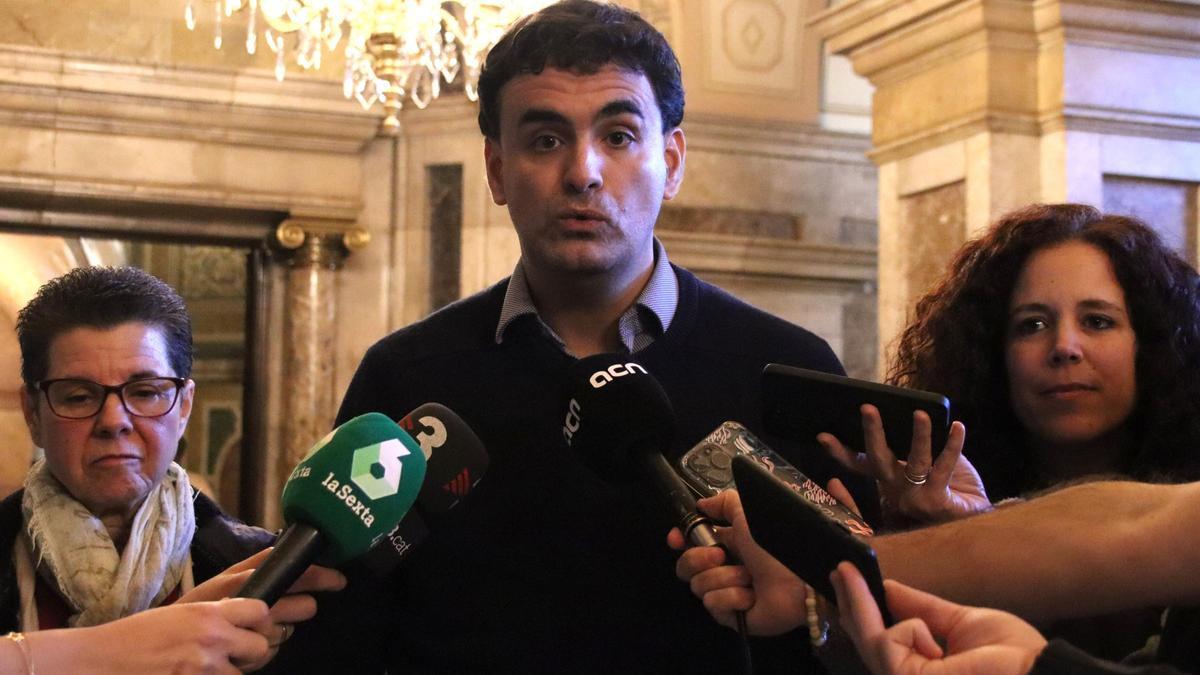Miguel Hurtado, denunciant d'abusos sexuals quan era menor, atenent els mitjans al Parlament