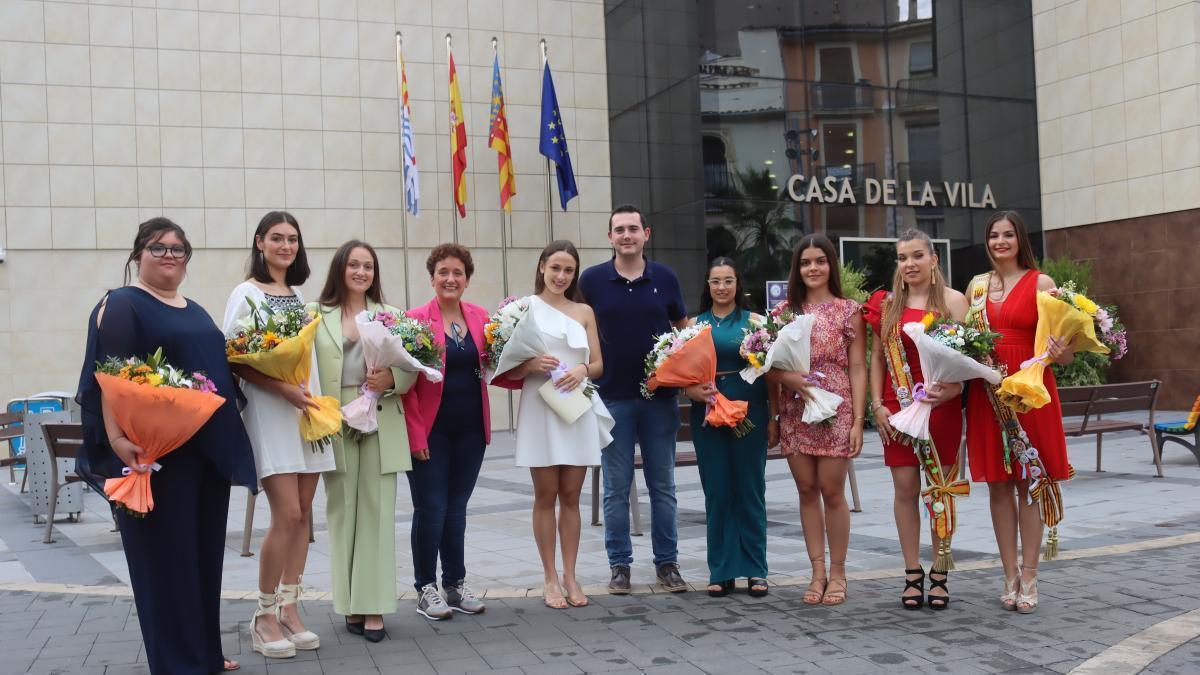 La nueva reina de la Fira d'Onda, Paula Piquer (con el vestido blanco), entre la alcaldesa, Carmina Ballester; y el concejal de Fiestas, Sergio Puig.