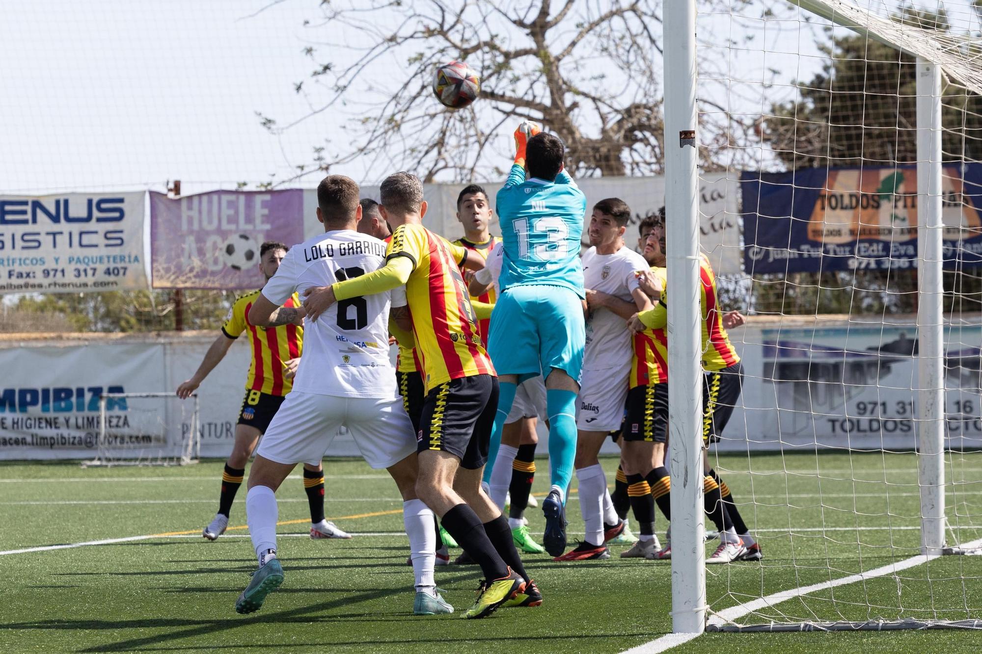 El guardameta de la UE Sant Andreu despeja entre varios jugadores