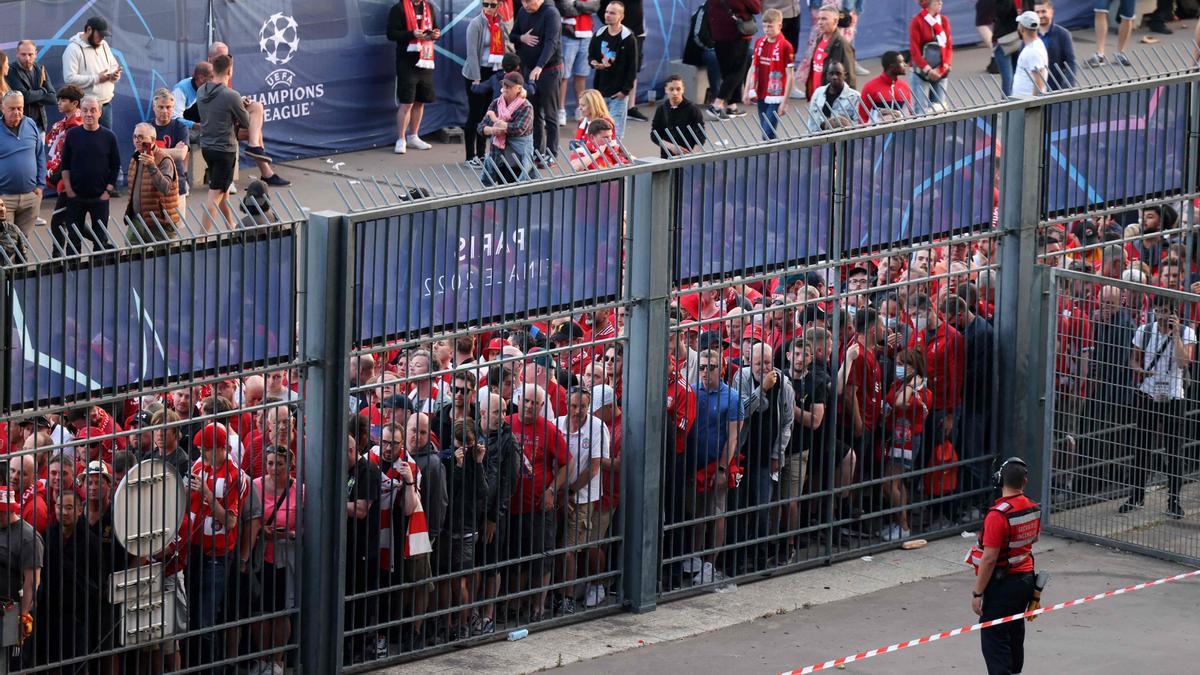 Aficionados agolpados en las puertas de Saint Denis el día de la final de la Champions entre Liverpool y Real Madrid.