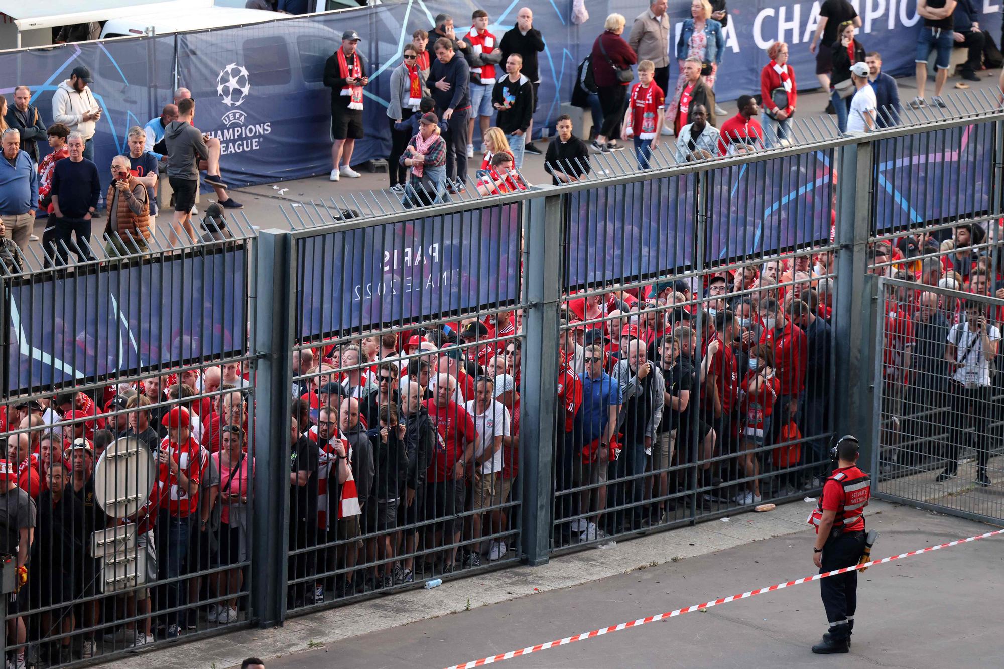 Aficionados agolpados en las puertas de Saint Denis el día de la final de la Champions entre Liverpool y Real Madrid.