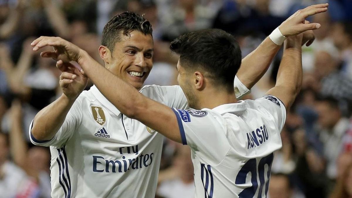 Asensio y Cristiano se felicitan tras el gol del centrocampista, el cuarto del Madrid.