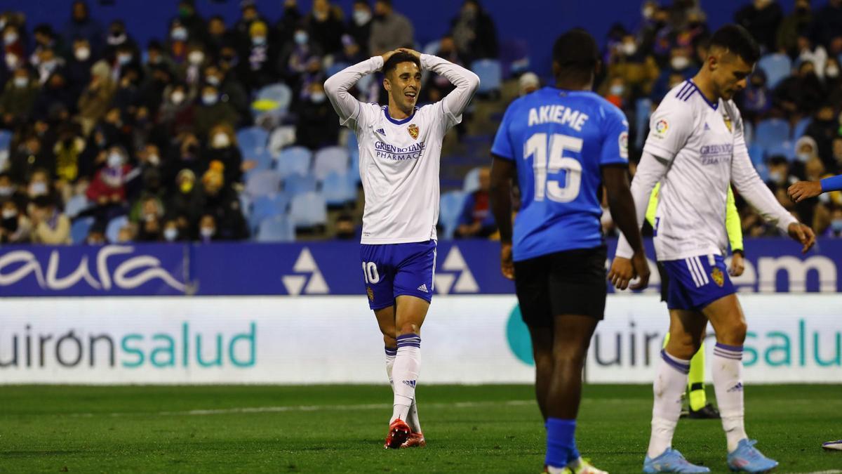 Sabin Merino se lamenta en un acción ante el Almería la temporada pasada.