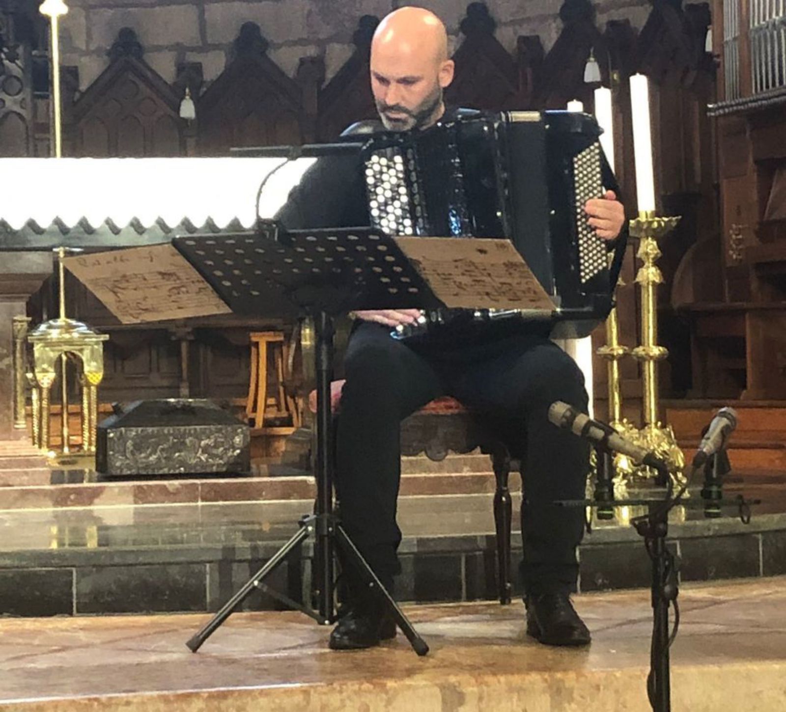 Alejandro Ares durante su actuación en la Basílica de Covadonga. | LNE