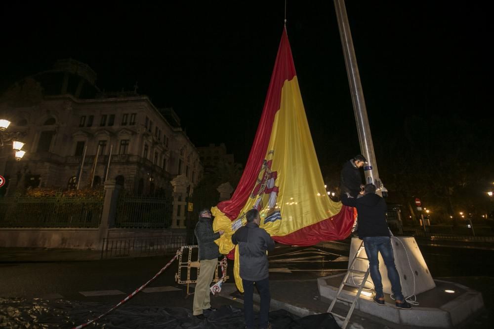 Izado de la bandera de España en Oviedo