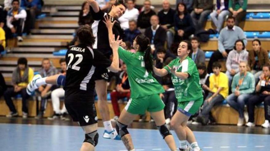 Natasa lanza a puerta durante el partido de ayer en Altea.