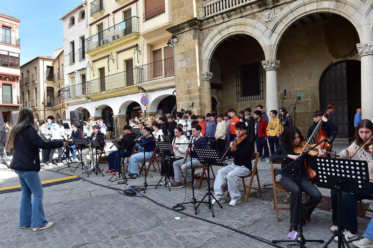 Galería | Más de 200 estudiantes de los seis institutos públicos de Plasencia han interpretado juntos en la plaza Mayor 'We are the world' Galería | Más de 200 estudiantes de los seis institutos públicos de Plasencia han interpretado juntos en la plaza Mayor 'We are the world'