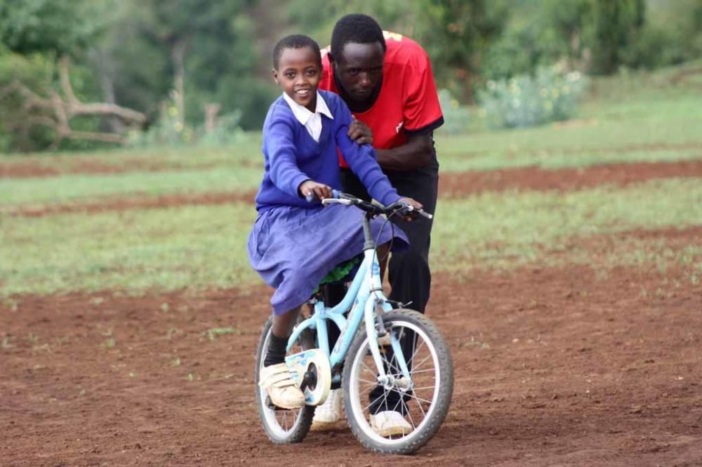 Los niños del orfanato para los que la ONG Juntos recogió cerca de 300 bicicletas aprenden, entre risas, a montar en ellas