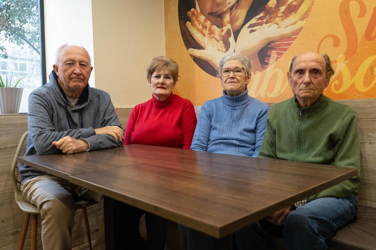 Pedro, María Antonia, Jacinta y Miguel en una cafetería de Zaragoza.