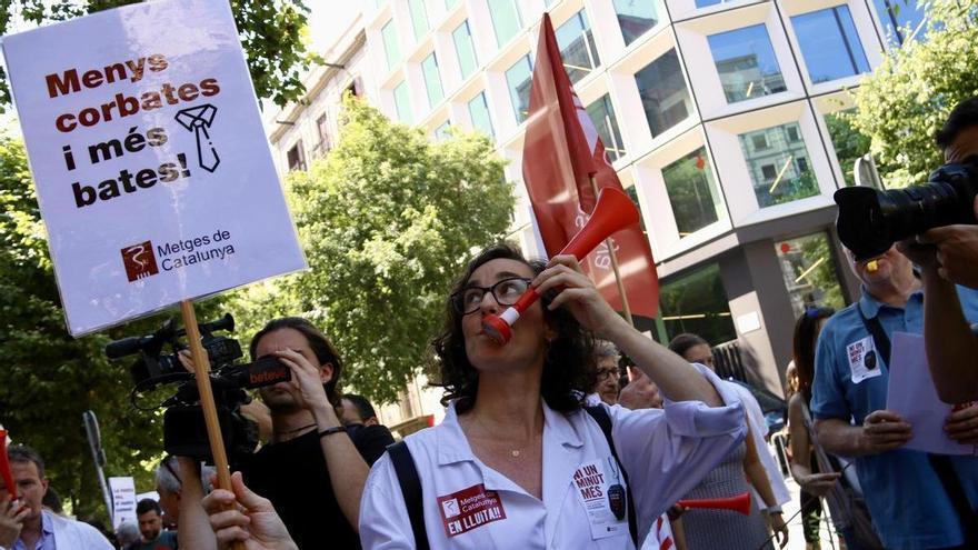 Els metges catalans convoquen una vaga indefinida a partir de l’octubre: «La gent està farta que el sistema se sostingui pel nostre sobreesforç»