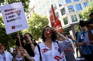 Els metges catalans convoquen una vaga indefinida a partir de l’octubre: "La gent està farta que el sistema se sostingui pel nostre sobreesforç"