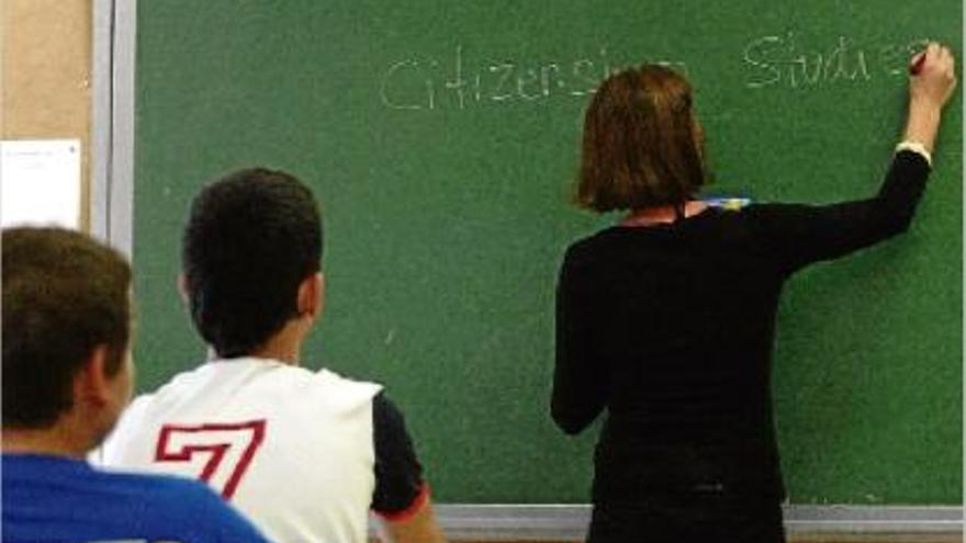 Docentes de inglés critican la idea de los maestros becarios