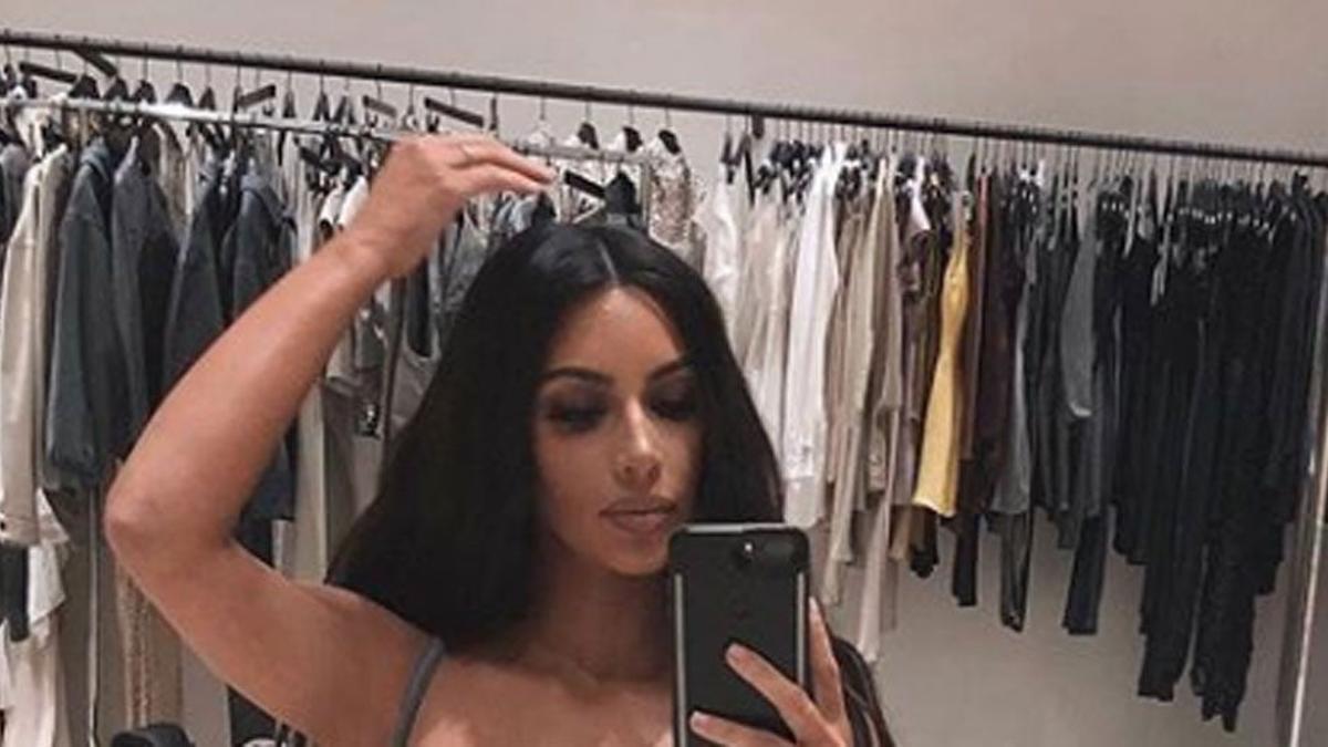 Kim Kardashian recae en los selfies y con postura sexy