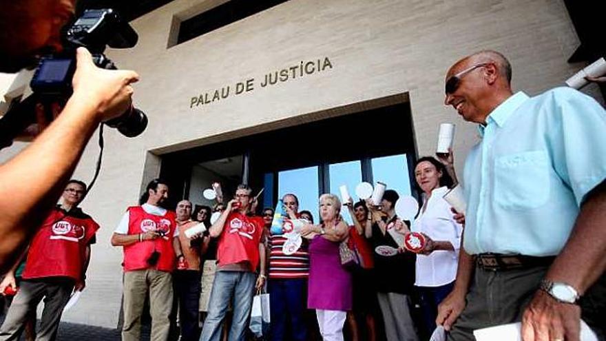 UGT y los trabajadores protestan en los juzgados.